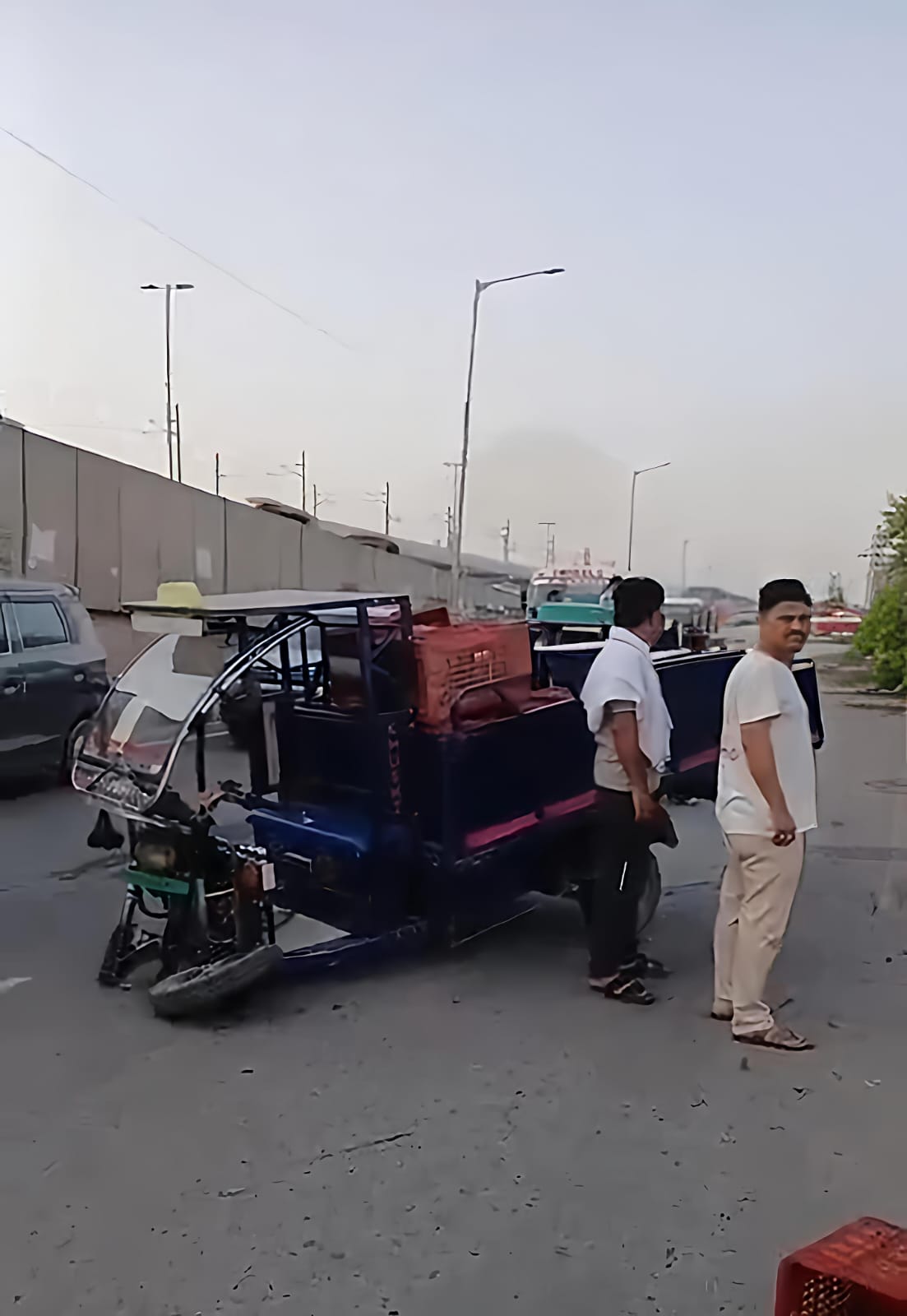 accident faridabad e rikshaw